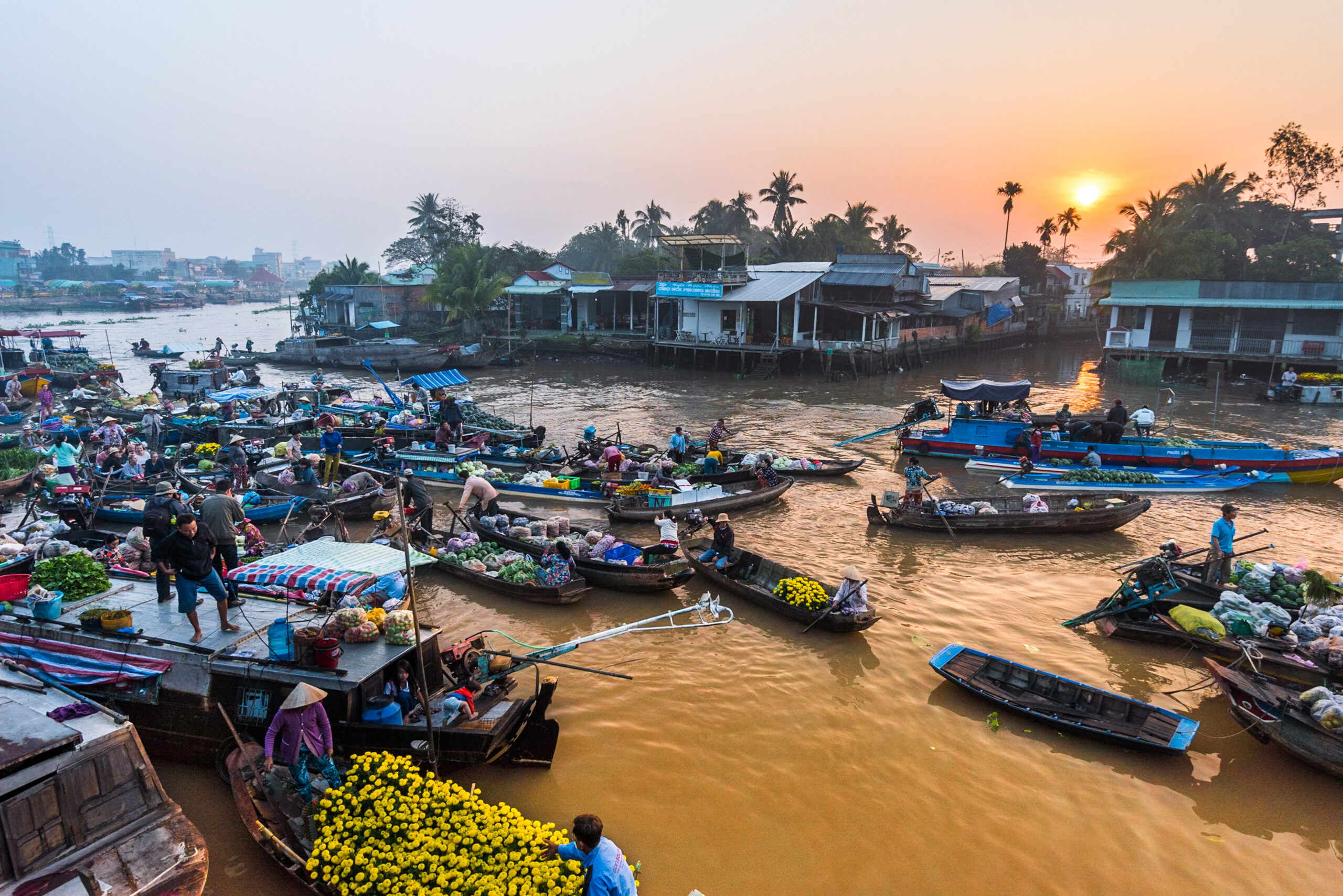 Amanecer en un mercado flotante del Delta del Mekong, en Vietnam.