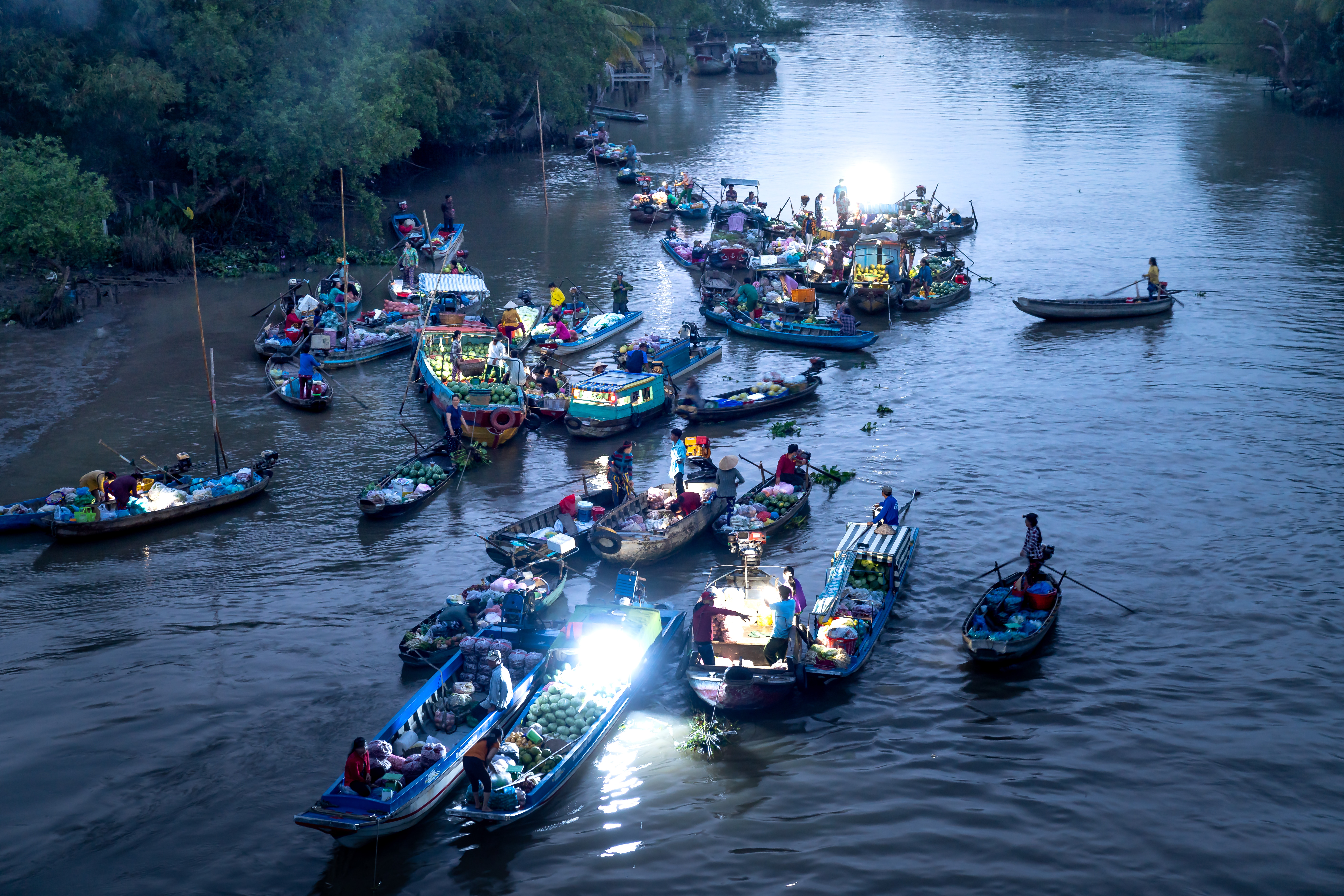 Amanecer en Vietnam, delta del Mekong, mercado flotante