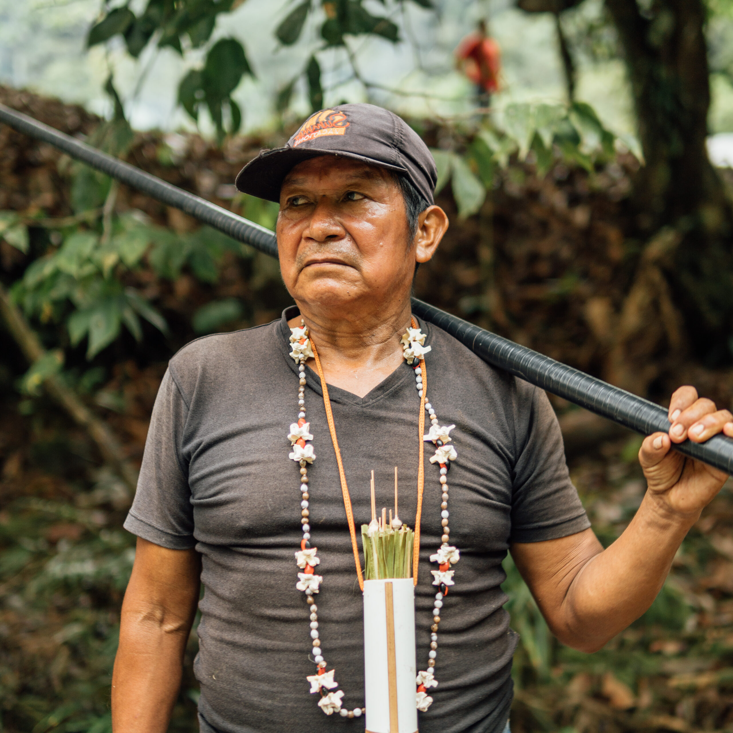 Hombre indígena kichwa con su cerbatana tradicional para cazar en uno de nuestros viajes culturales inmersivos al Amazonas