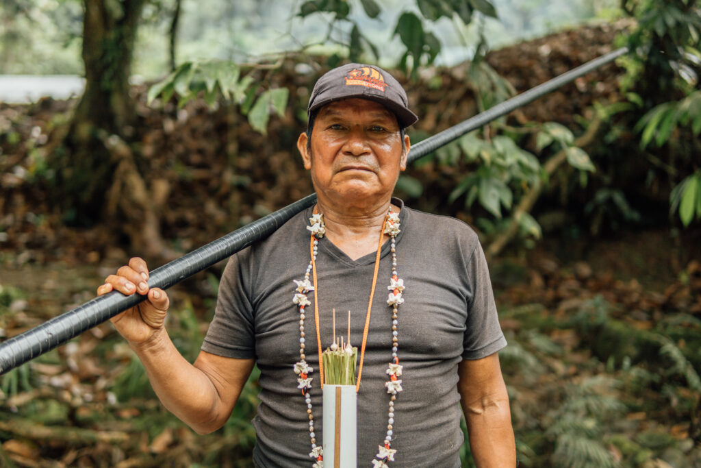 Hombre indígena kichwa con una cerbatana para cazar de forma tradicional