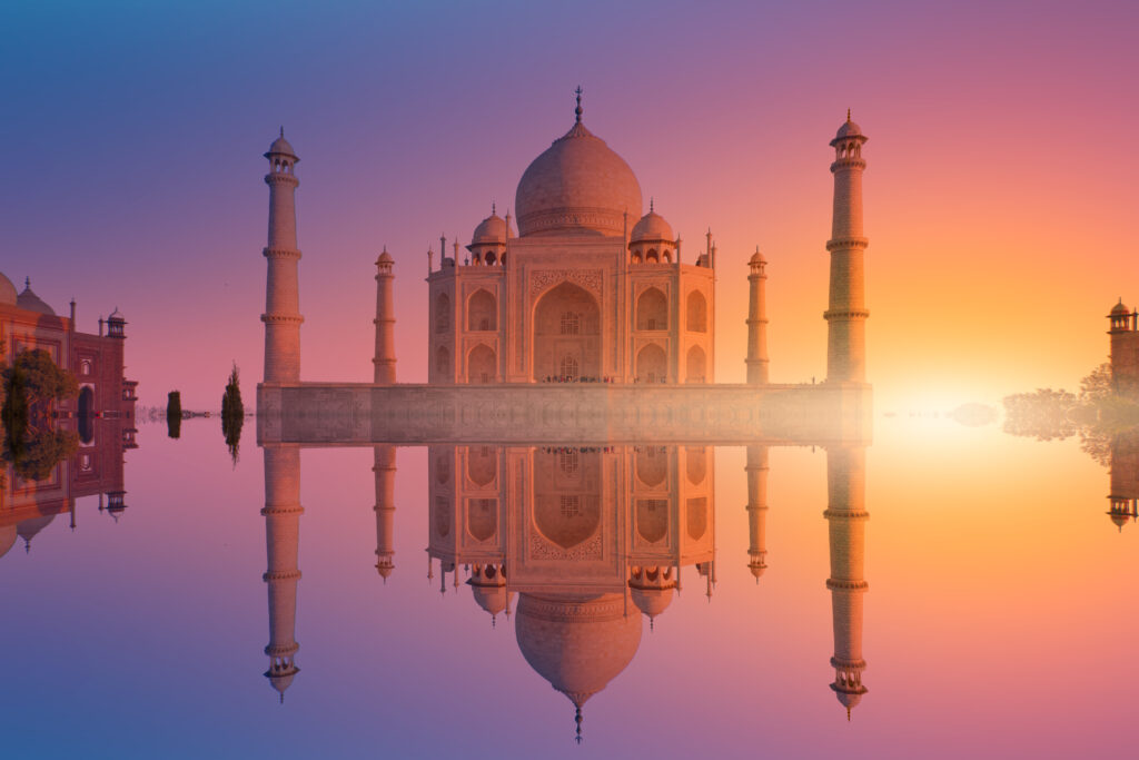 El imponente Taj Mahal en el amanecer.