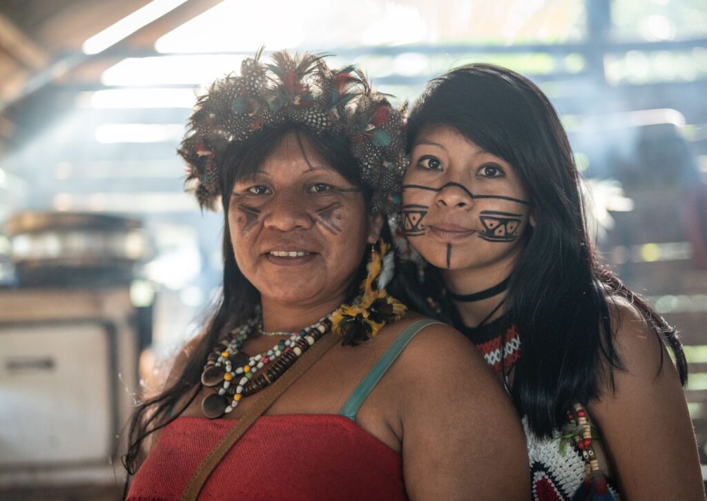 Mujeres indígenas participando en turismo sostenible.