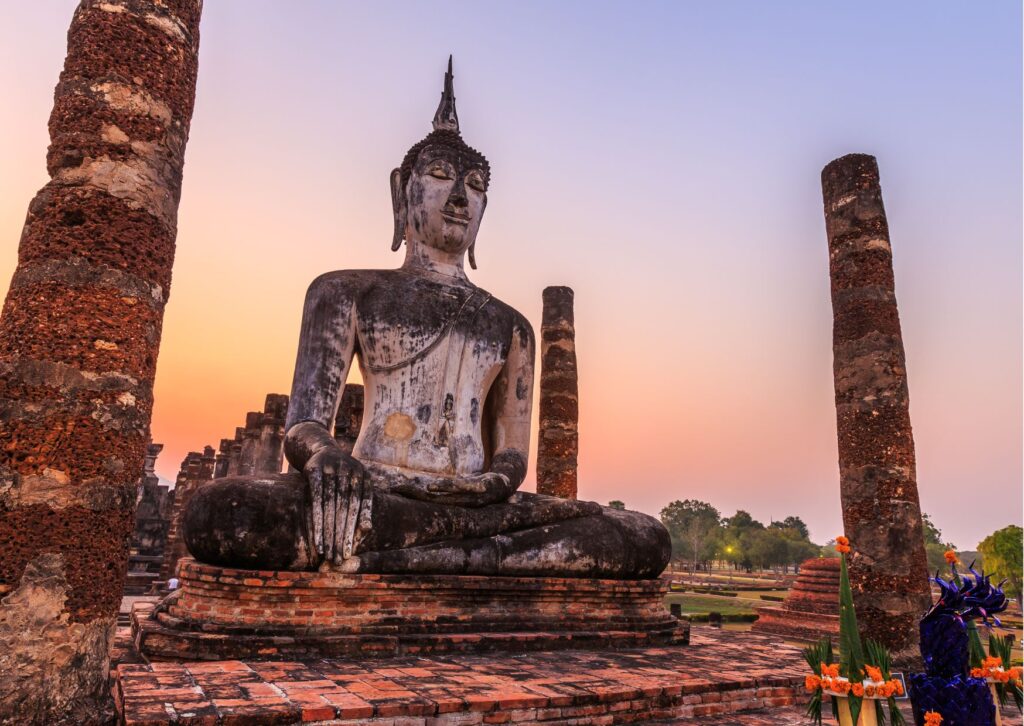 Gran estatua de Buda en Tailandia. Turismo sostenible.