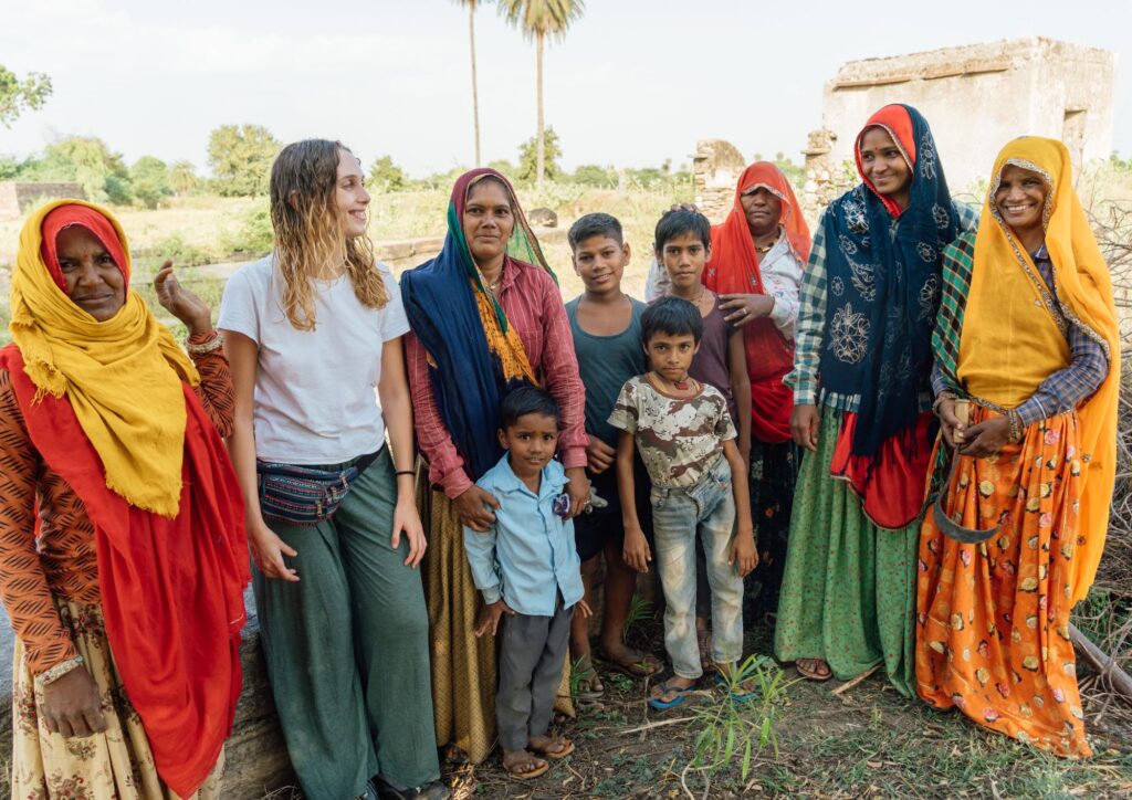 Sara junto a un grupo de mujeres agricultoras de la India. Inmersión cultural.
