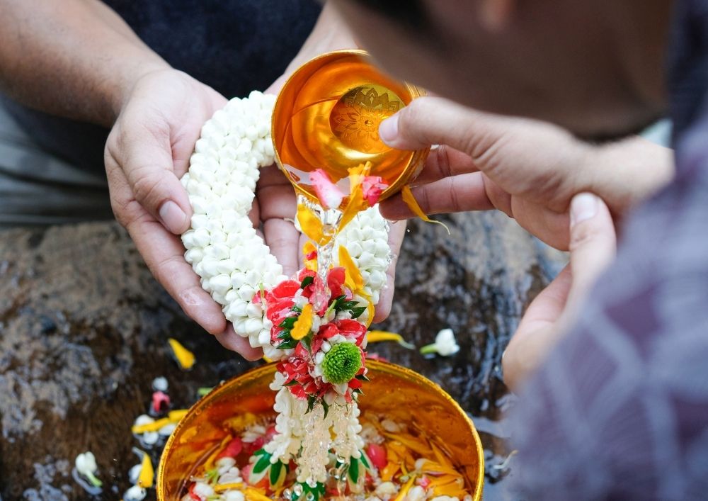 Ceremonia de purificación con agua en el Songkran.