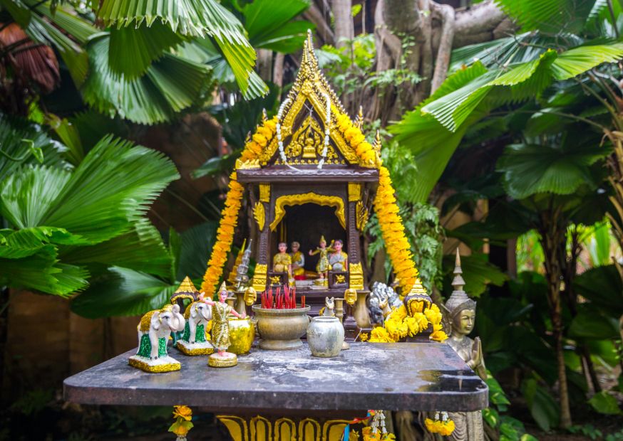 Casa de espíritus con sus ofrendas, costumbres de Tailandia.