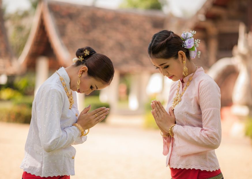 Mujeres tailandesas saludando de forma tradicional.