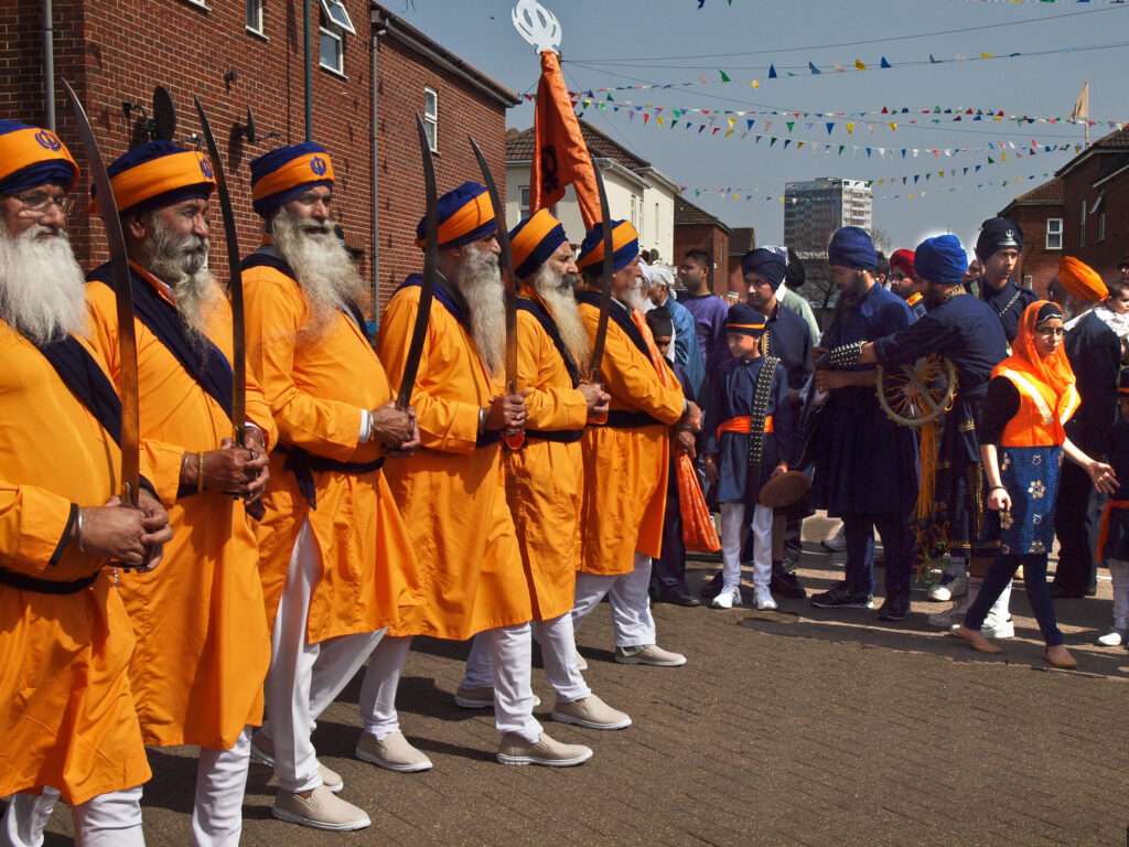 Hombres en el festival Vaisakhi de la religión Sij.