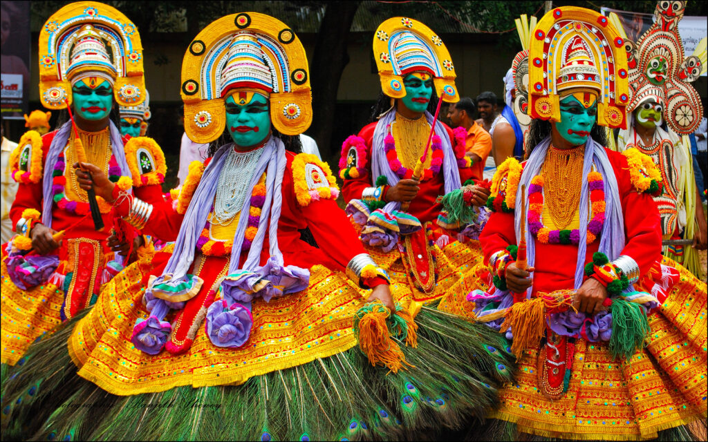 Hombres con maquillaje y trajes típicos del Onam en Kerala, una fiesta de la India.