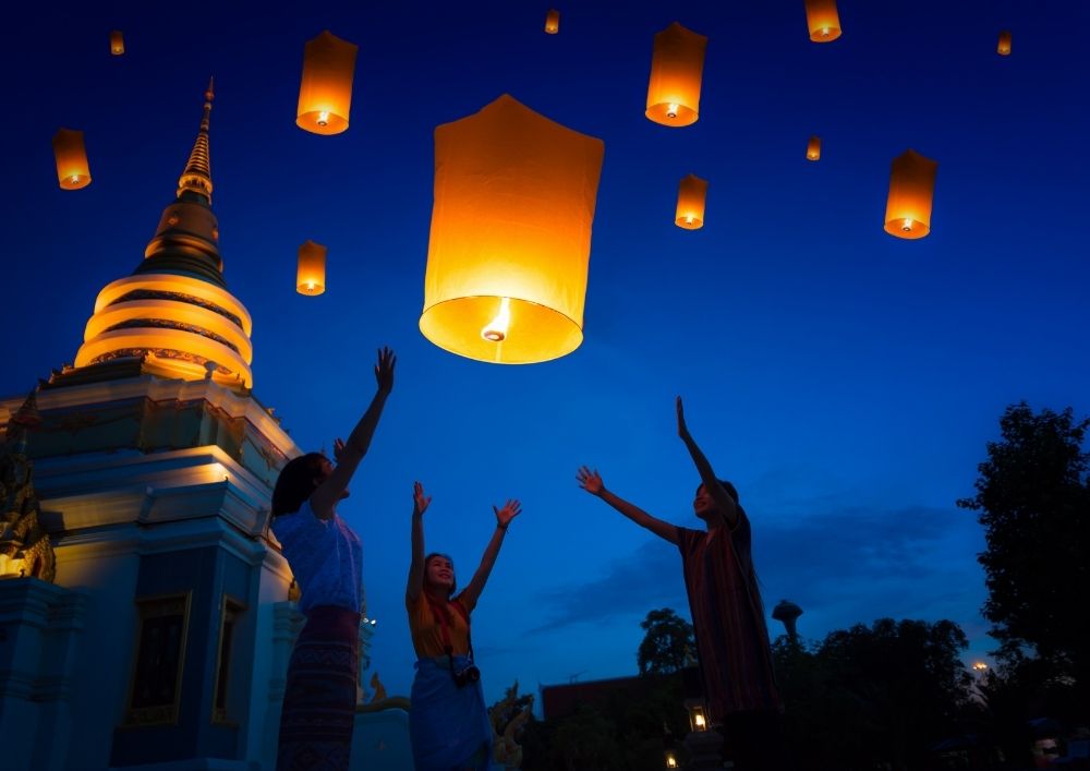 Personas liberando sus linternas en el Yi Peng de Tailandia.