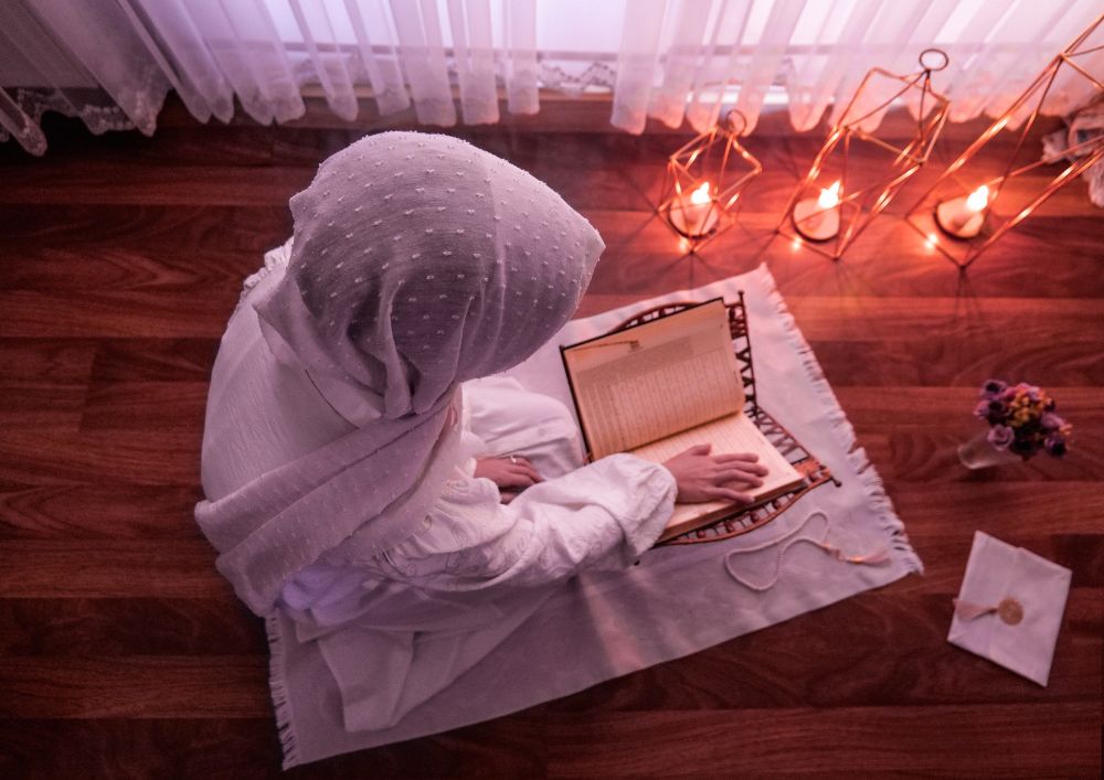 Mujer leyendo el corán en el ramadán.