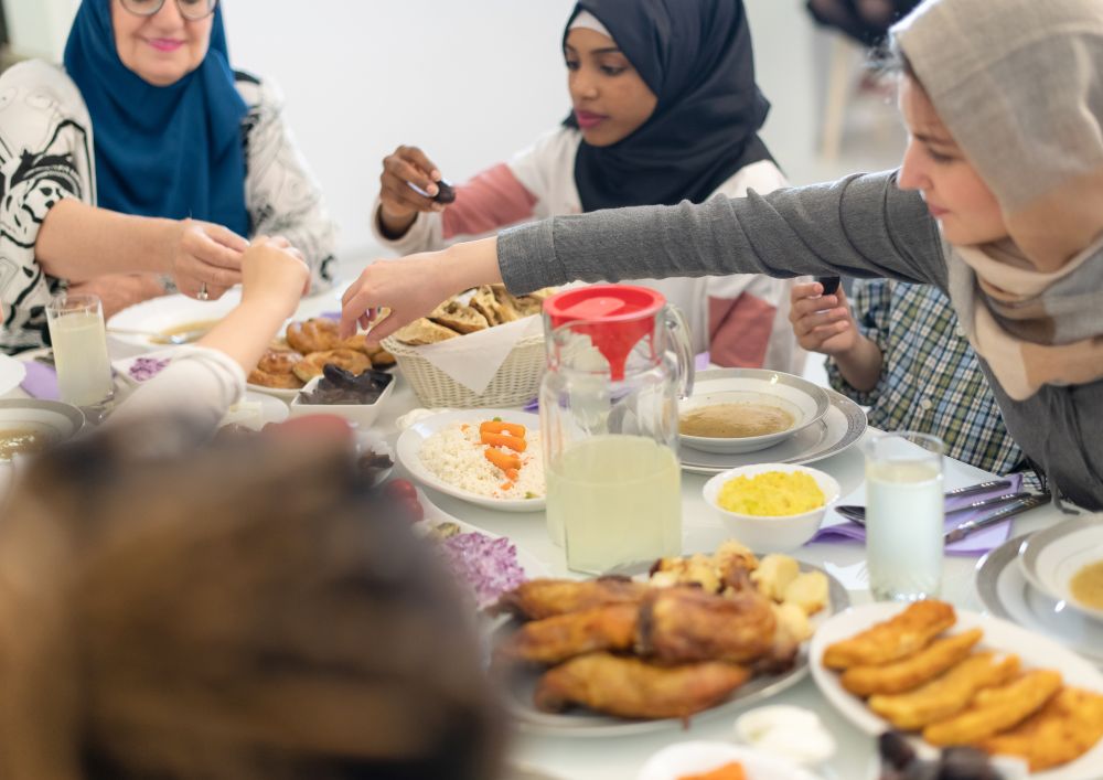 Familia comiendo en la fiesta de din del ramadán.