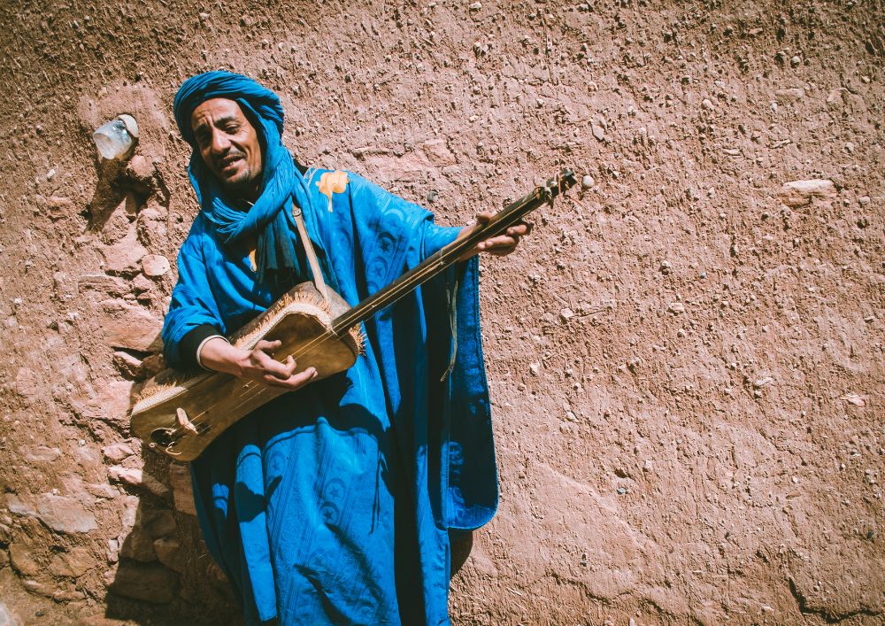 Músico amazigh tocando instrumento de cuerda.