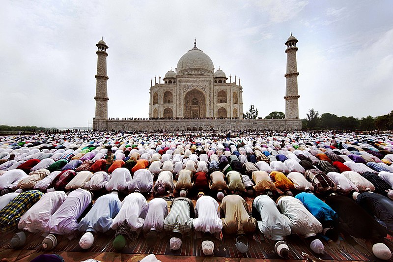Musulmanes rezando en la fiesta de la India de Eid al-Fitr en el Taj Mahal.