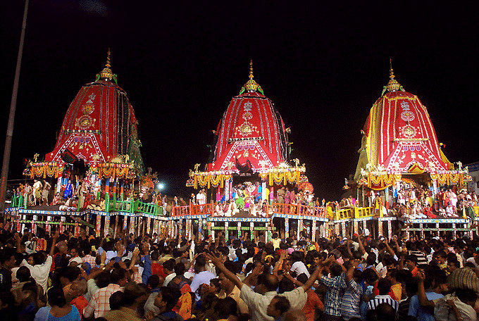 Los tres grandes carruajes del Rath Yatra una fiesta hindú de la India.