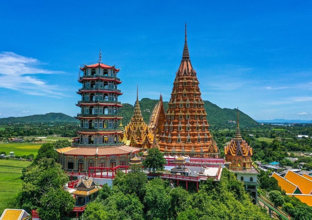 Templo Wat Tham Khao Noi en Tailandia.