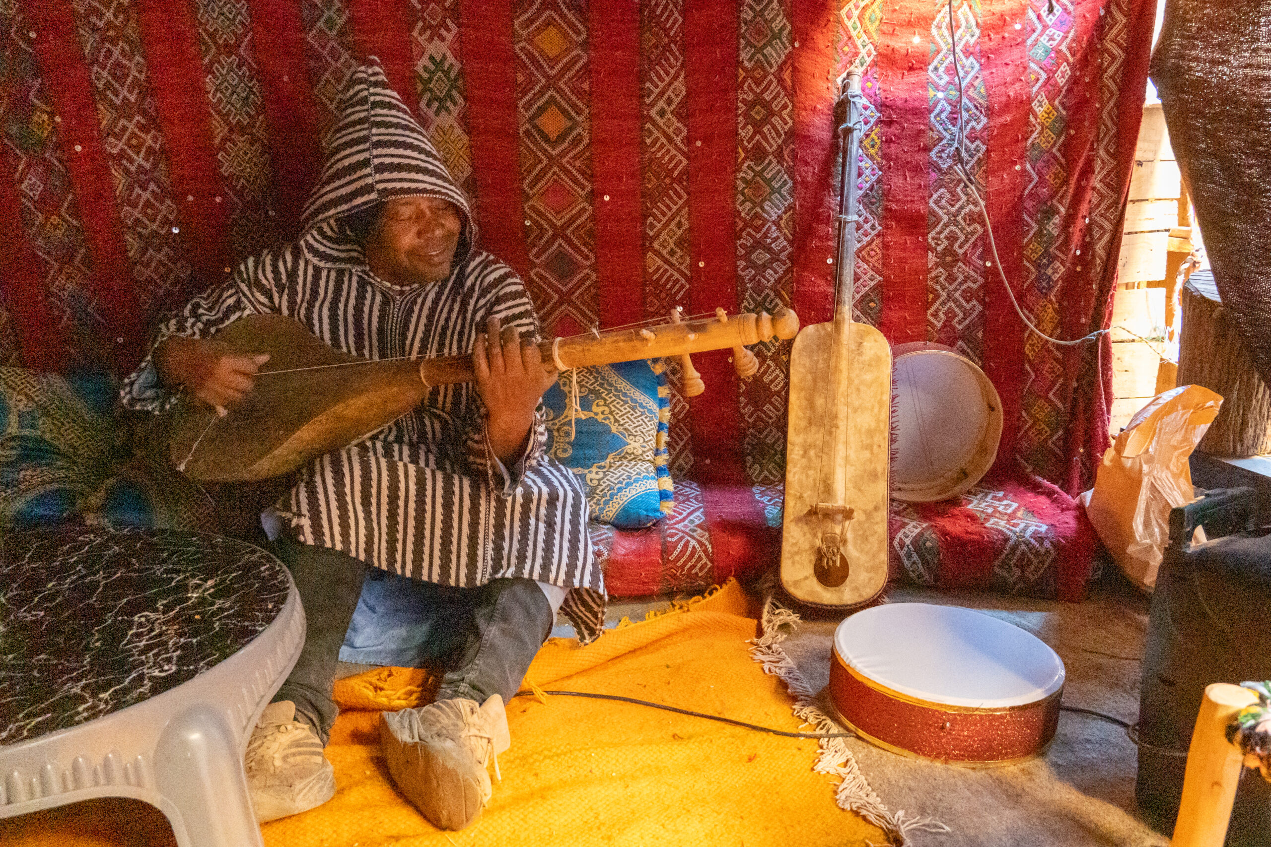 Moha tocando música Gnawa