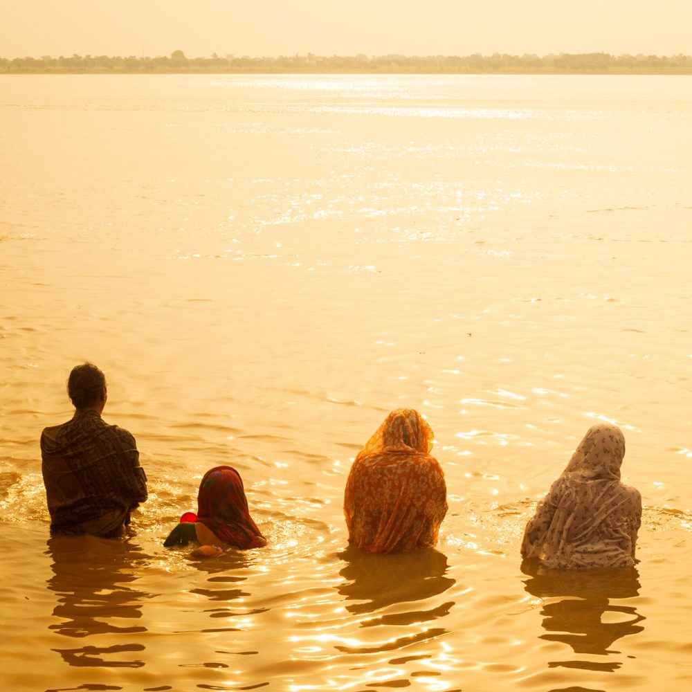 Hindues en el río Ganges, Varanasi, India